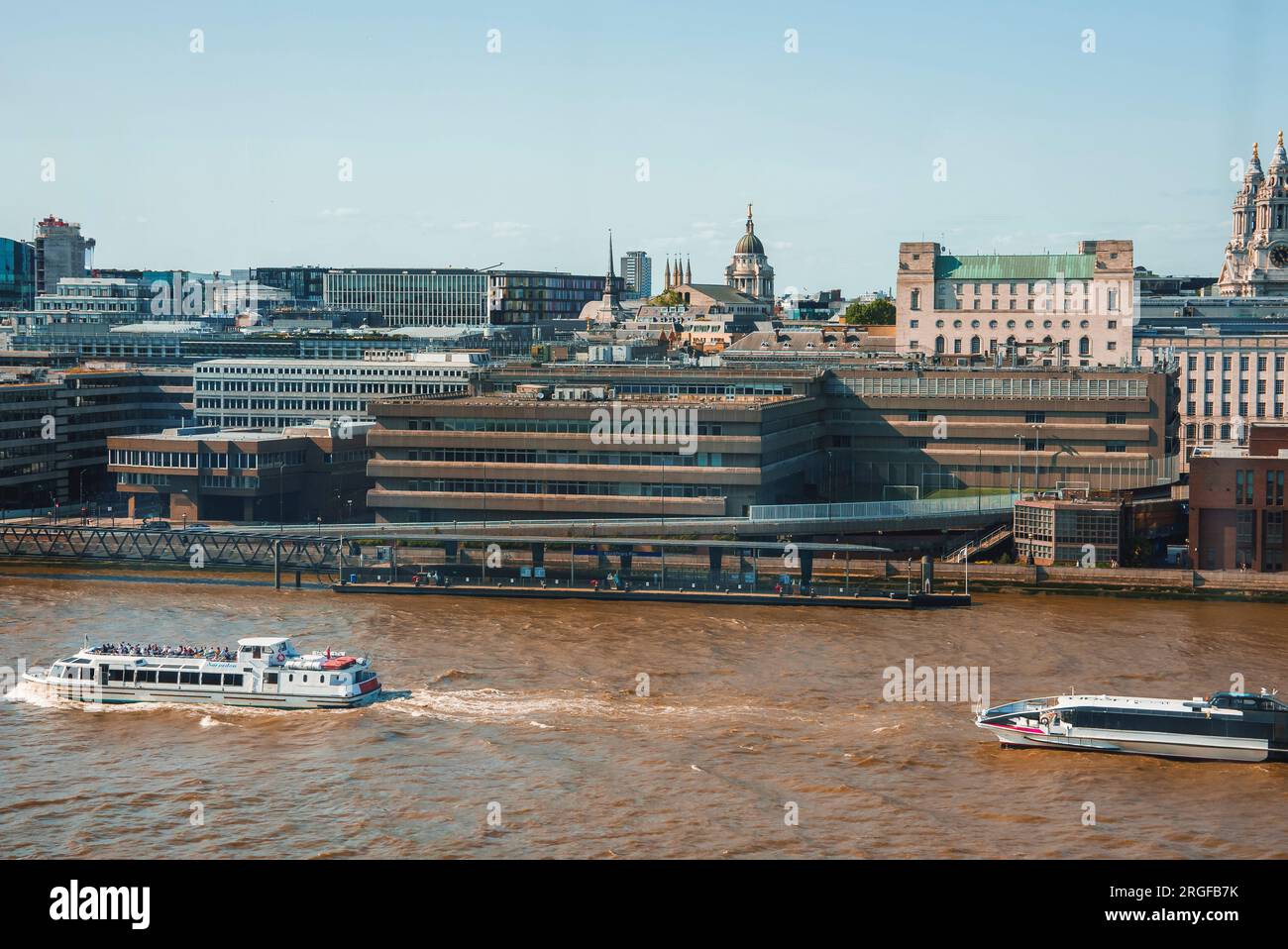 Financial district cruise boat hi-res stock photography and images - Alamy