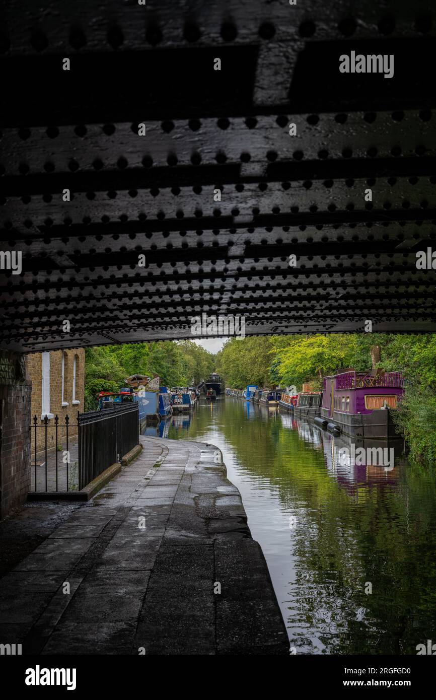 Houseboats seen in canal hi-res stock photography and images - Alamy