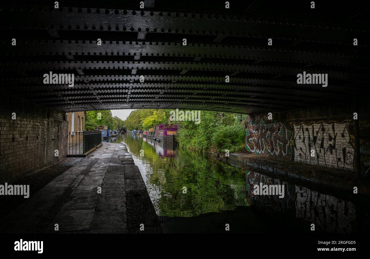 Regents canal bridge hi-res stock photography and images - Alamy