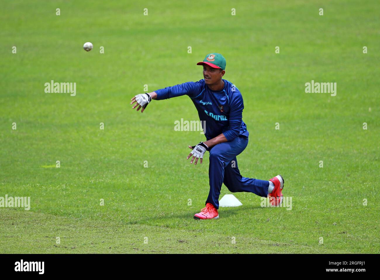 Hasan Mahedi during the Bangladeshi national cricketers attend practice session at Sher-e-Bangla National Cricket Stadium in Mirpur, Dhaka, Bangladesh Stock Photo