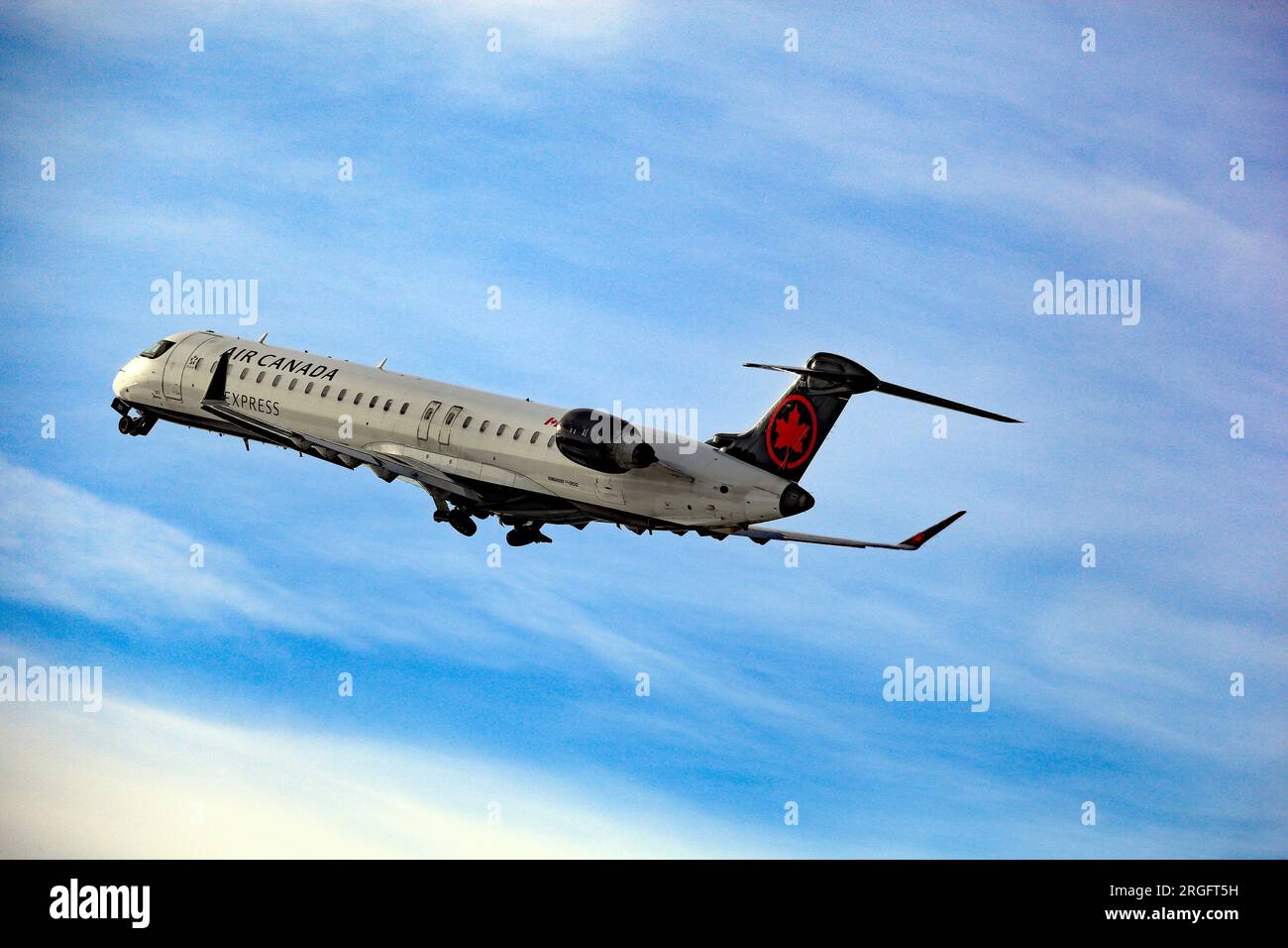 Bombardier crj 900 aircraft hi-res stock photography and images - Alamy