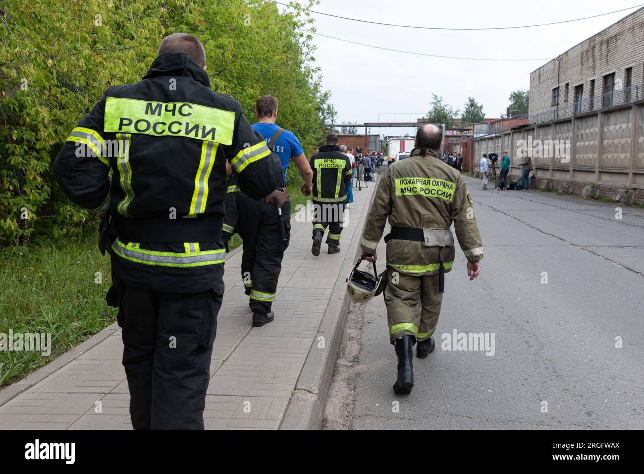 (230809) -- MOSCOW, Aug. 9, 2023 (Xinhua) -- Rescuers arrive at the blast site of a plant in Moscow region, Russia, Aug. 9, 2023. Forty-three people have been injured so far in a blast at an optical-mechanical plant in the city of Sergiev Posad in the Moscow region on Wednesday, local authorities said. The explosion happened on Wednesday morning at around 10:40 a.m. local time (0740 GMT) at a pyrotechnics warehouse, which was being rented out on the optical-mechanical plant's territory by a private company, said Governor of the Moscow Region Andrei Vorobiev in a Telegram post. (Xinhua/Bai Xu Stock Photo
