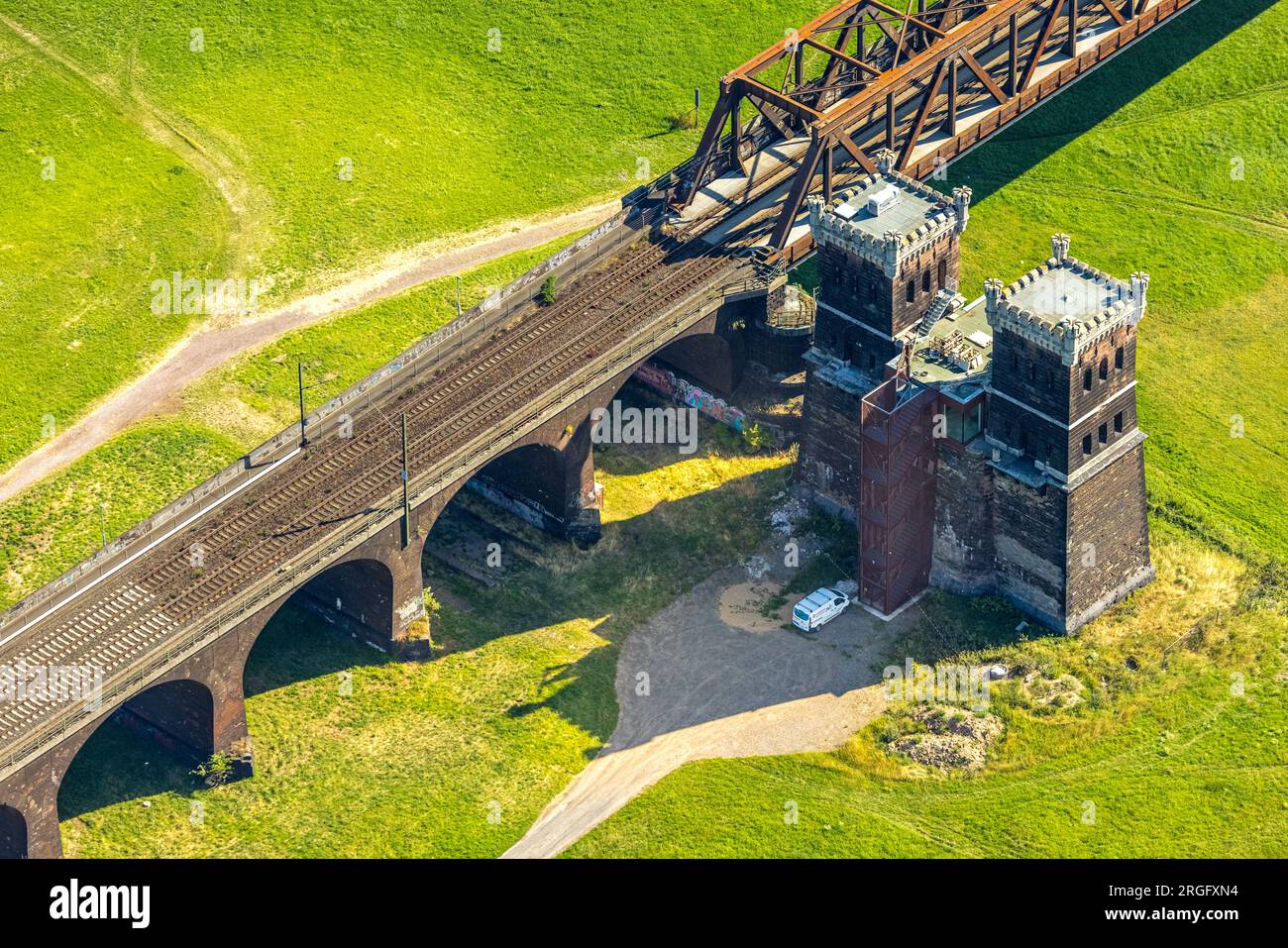 Luftbild, Brückenturm Rheinhausen an der Hochfelder Eisenbahnbrücke am Fluss Rhein, Friemersheim, Duisburg, Ruhrgebiet, Nordrhein-Westfalen, Deutschla Stock Photo