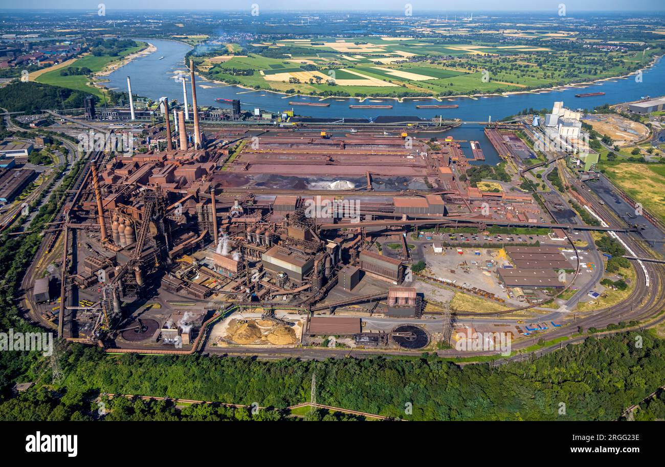 Luftbild, thyssenkrupp Steel Europe - Werkshafen Schwelgern, gegenüber das Naturschutzgebiet Rheinaue Binsheim, Fluss Rhein, Marxloh, Duisburg, Ruhrge Stock Photo