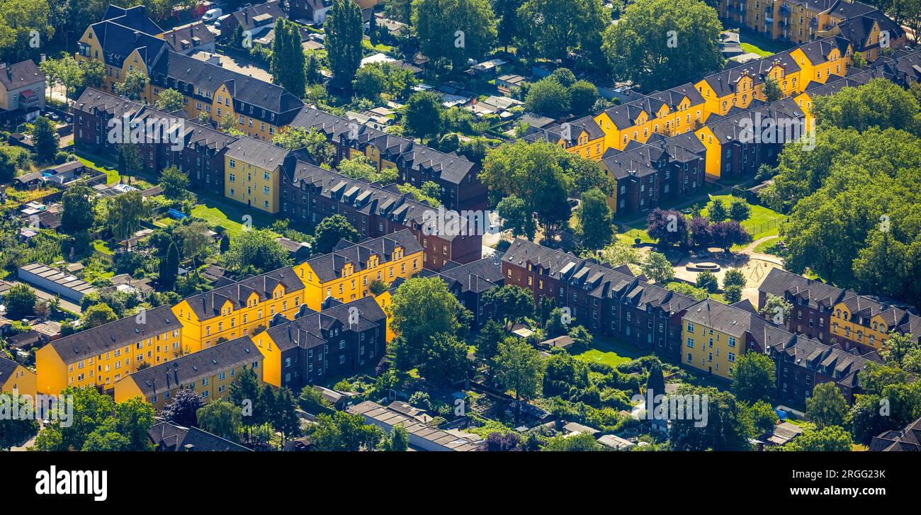 Luftbild, Wohnsiedlung Reihenäuser mit bunten gelben Hausfassaden, Steigerstraße mit Glückaufstraße und Stollenstraße, Alt-Hamborn, Duisburg, Ruhrgebi Stock Photo