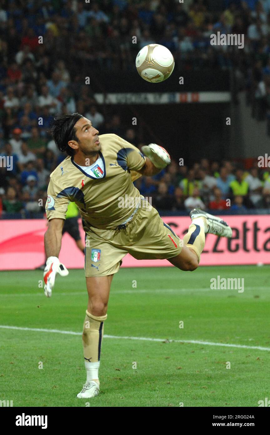 Gianluigi buffon 2008 italy hi-res stock photography and images - Alamy