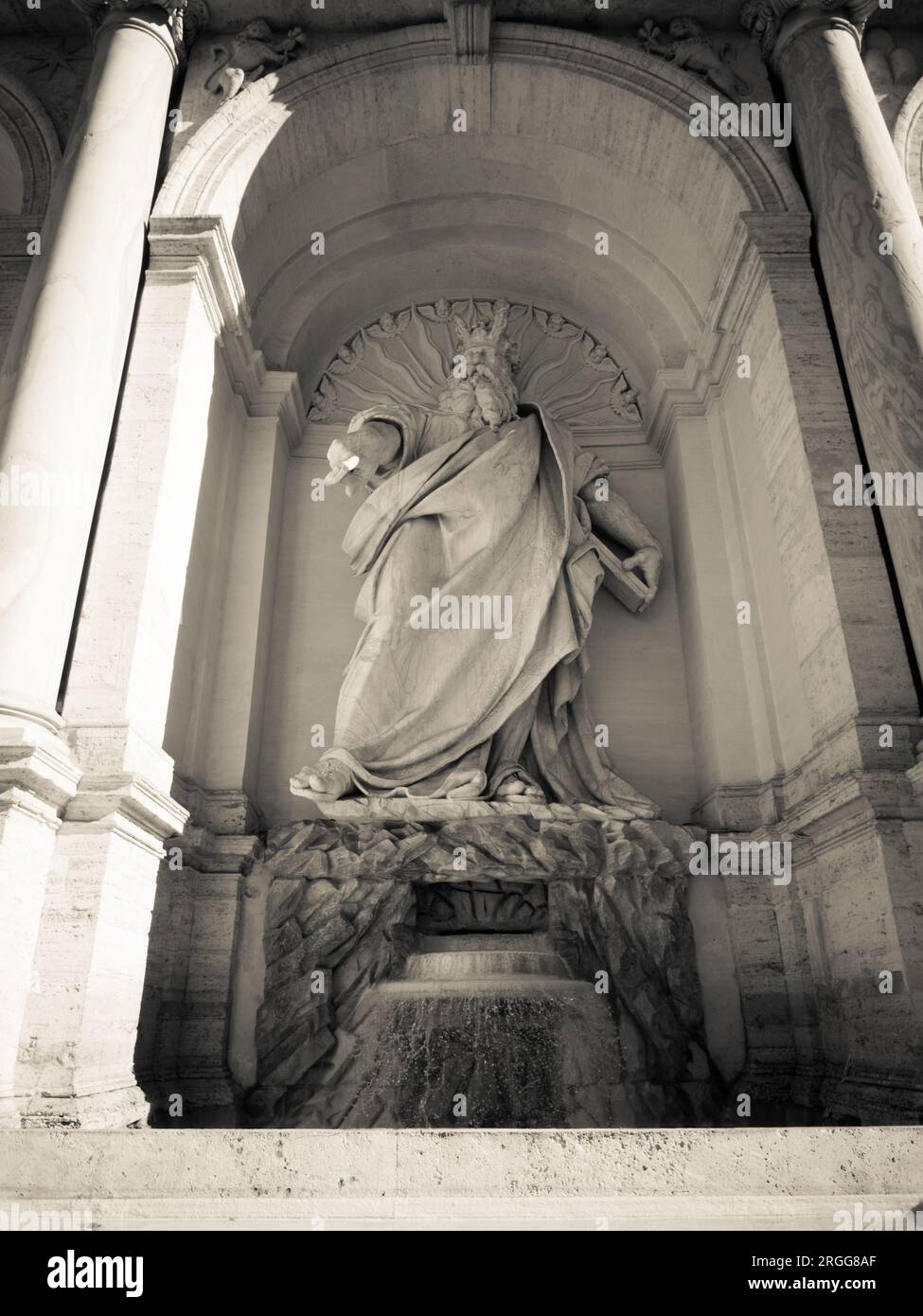 Fontana dell'Acqua Felice, Statue of Moses at the center of Fontana
