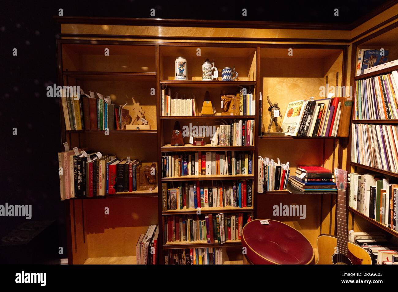 Freddie mercury guitar hires stock photography and images Alamy