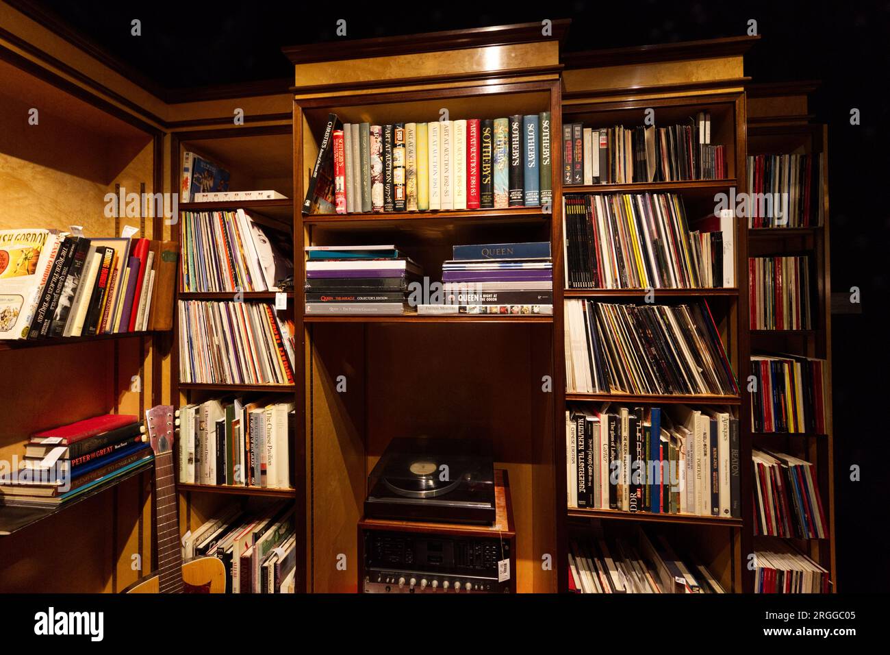 Freddie mercury guitar hires stock photography and images Alamy