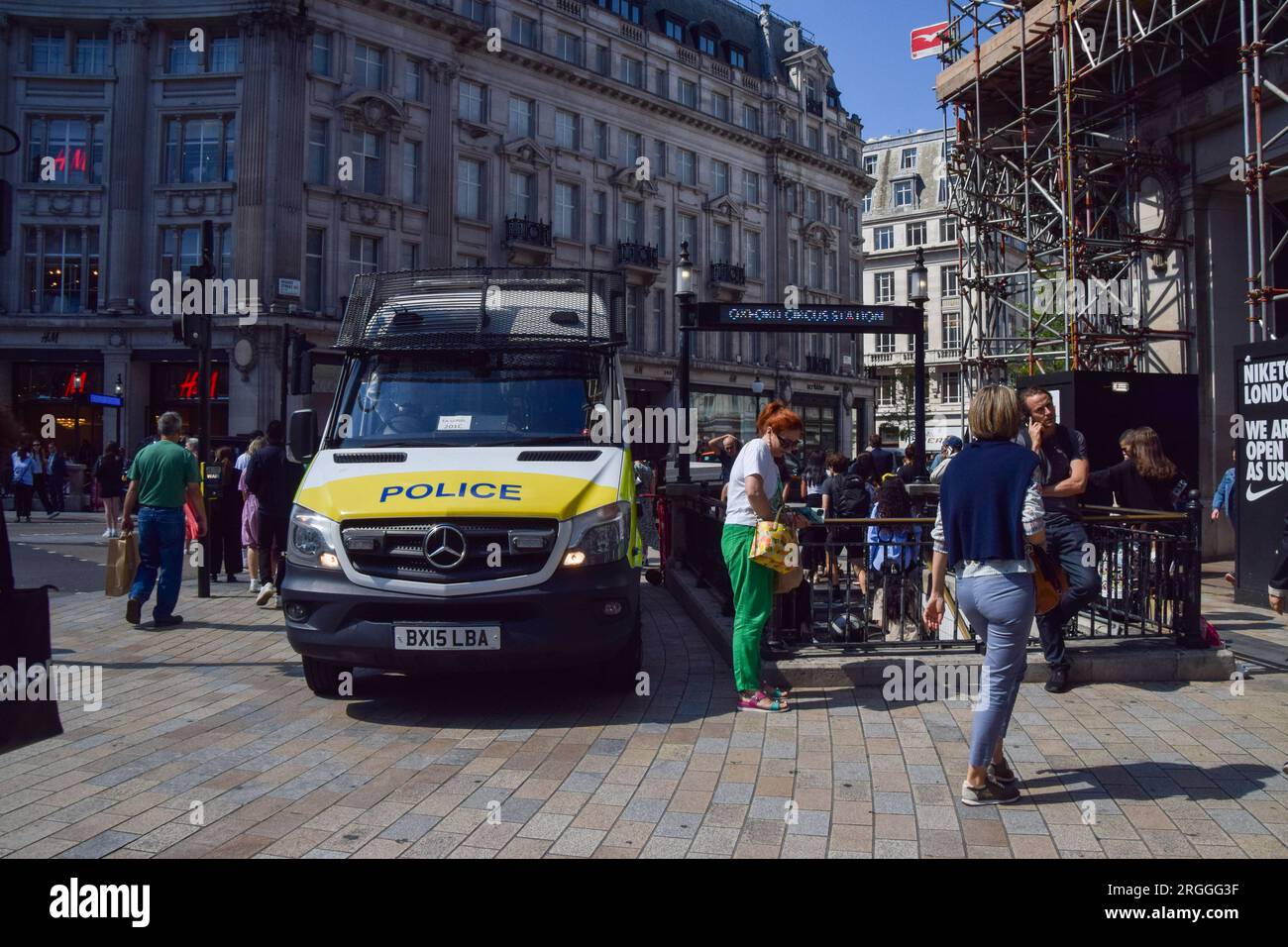London, UK. 9th August 2023. A police van guards Nike Town in Oxford Circus after a social media post reportedly organised a mass shoplifting event. Credit: Vuk Valcic/Alamy Live News Stock Photo