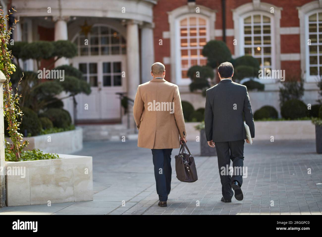 2 people walking back view hi-res stock photography and images - Alamy