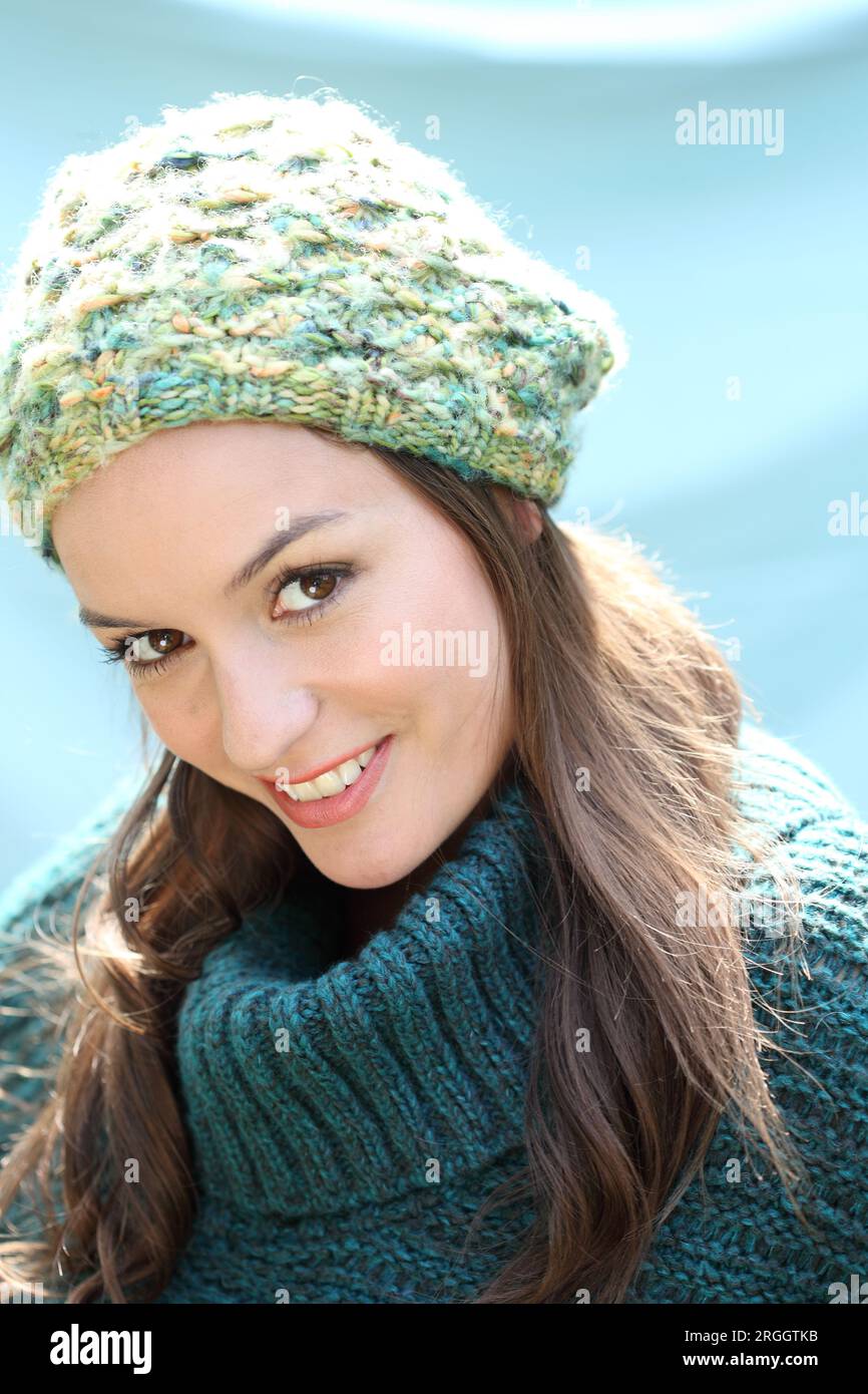 Wearing woolly hat hi-res stock photography and images - Alamy