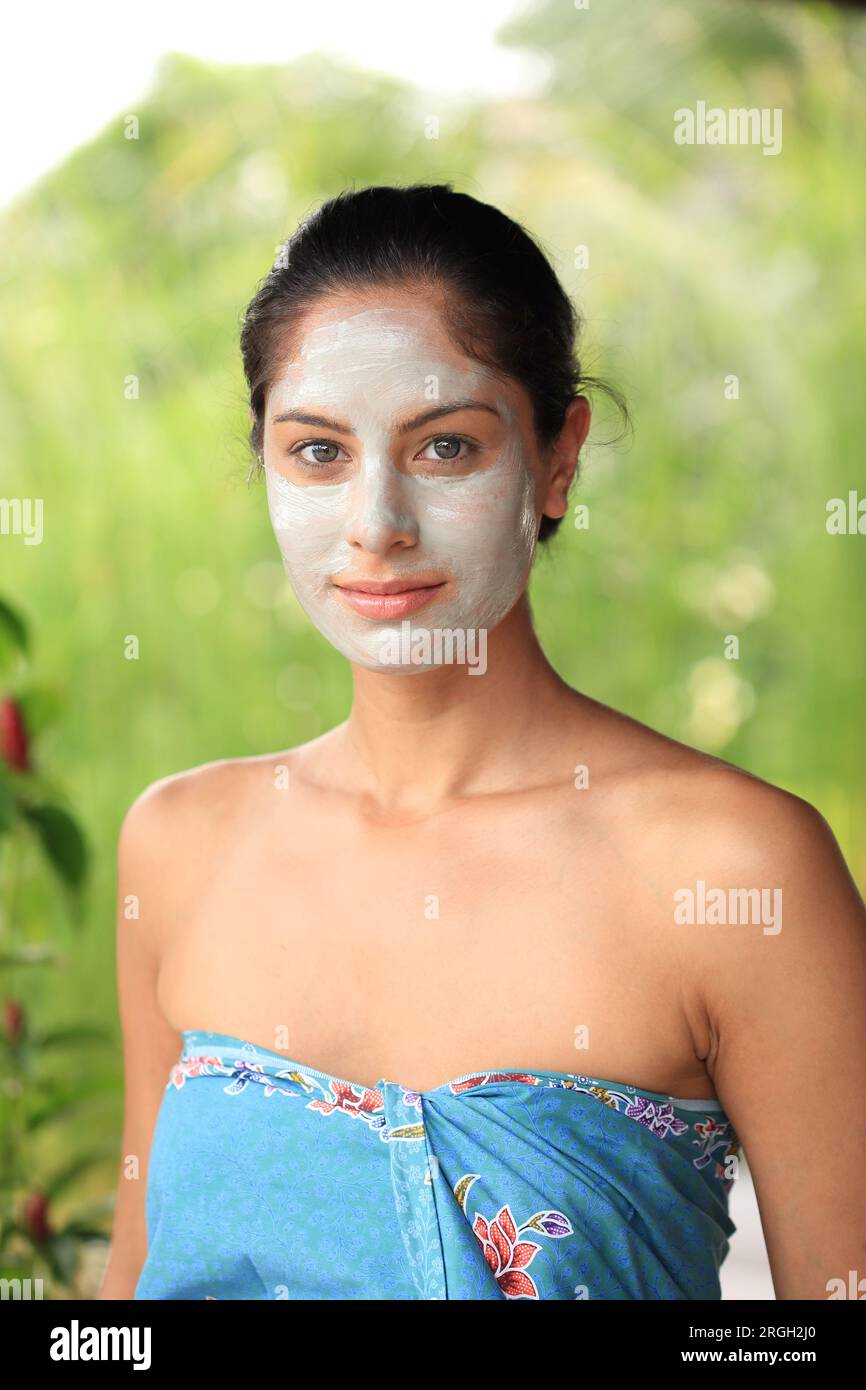 Face mask woman hi-res stock photography and images - Alamy