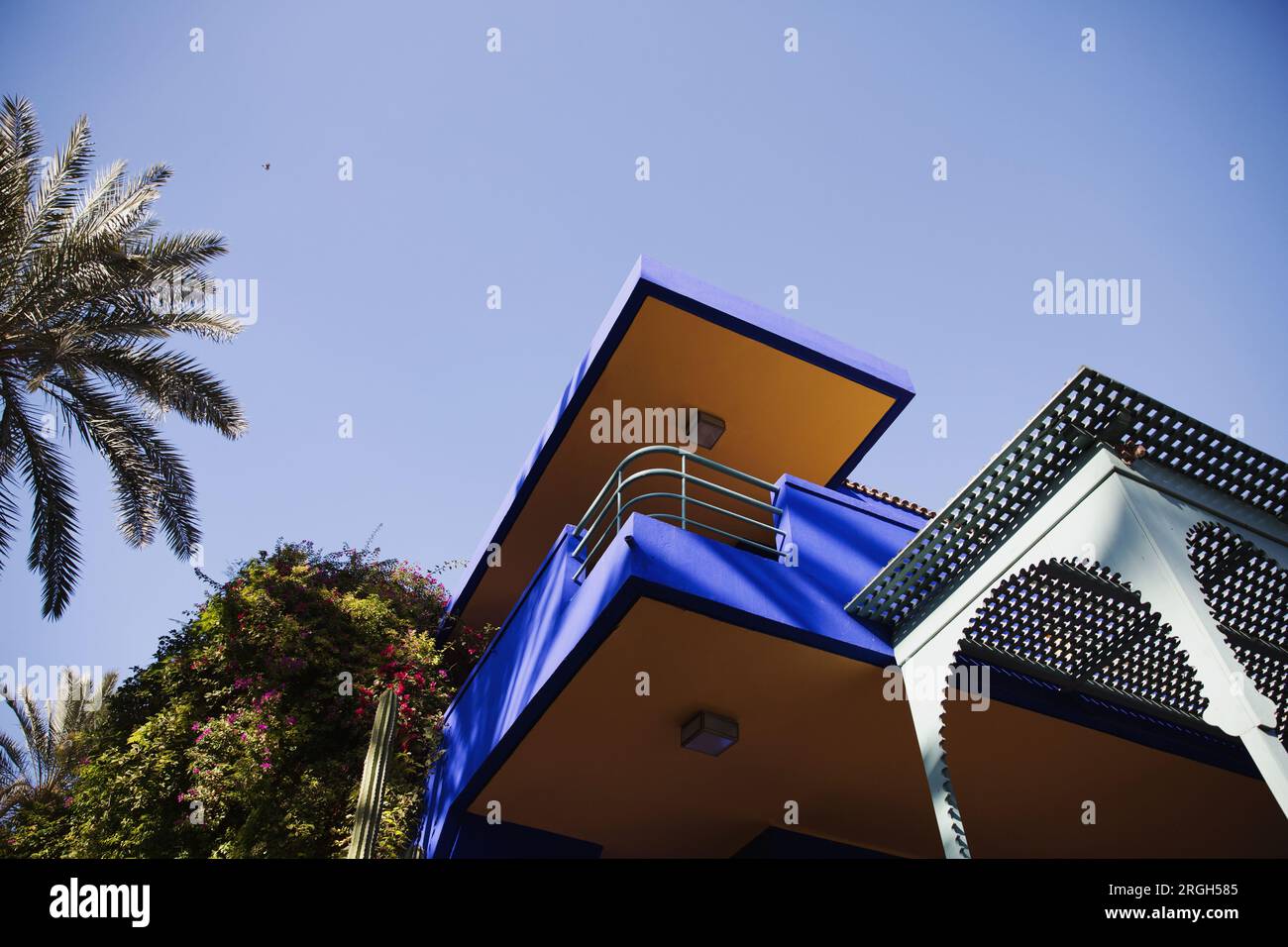 Architecture low angle view hi-res stock photography and images - Alamy