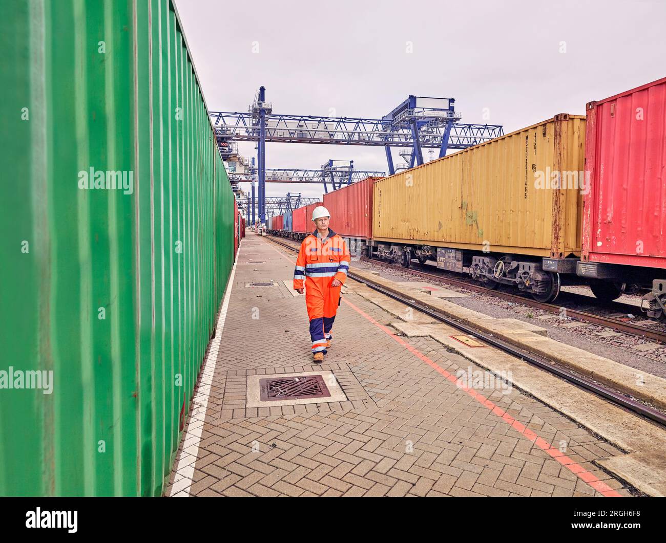 Crane and train at dock hi-res stock photography and images - Alamy