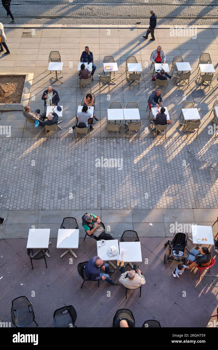 Alfresco cafes terraces hi-res stock photography and images - Alamy