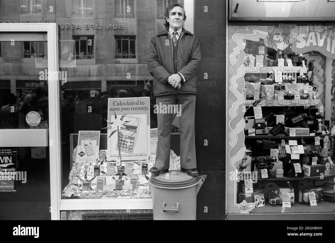 Lord Mayors Show 1970S. The annual parade through the City of London.A man stands on  a dustbin outside a shop to get a better view looking over the heads of crowds of people. England 1970s  1976. HOMER SYKES Stock Photo