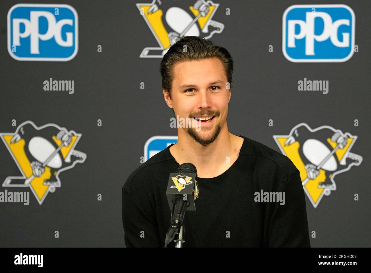 IN PHOTOS: Erik Karlsson sports Penguins threads as he joins his new  teammates for practice