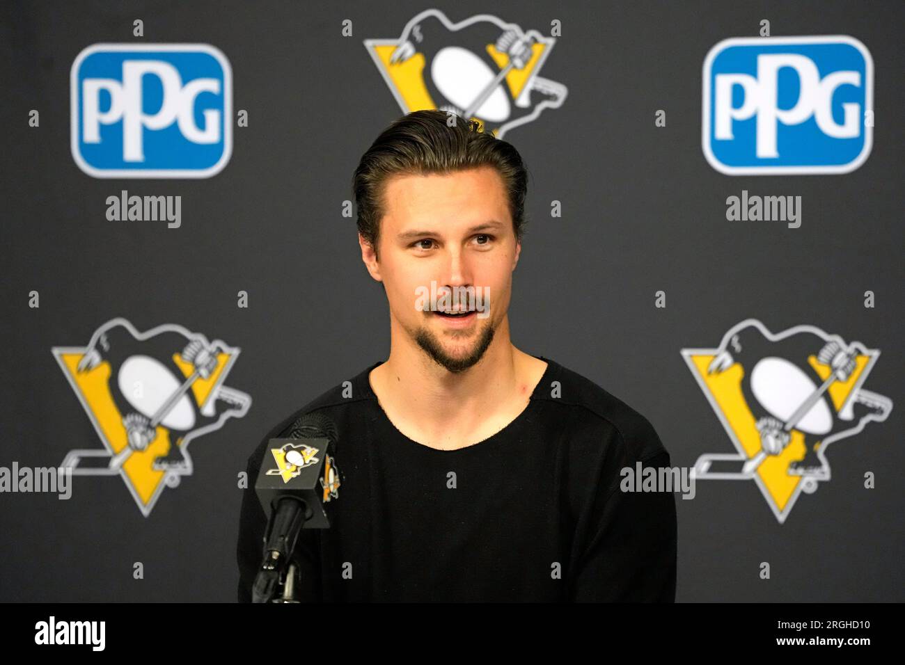 IN PHOTOS: Erik Karlsson sports Penguins threads as he joins his