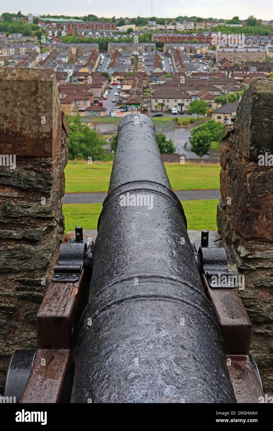 Historic Cannons on the Londonderry walls, pointing out from the city, County Derry, Northern Ireland, UK, BT48 6PJ Stock Photo