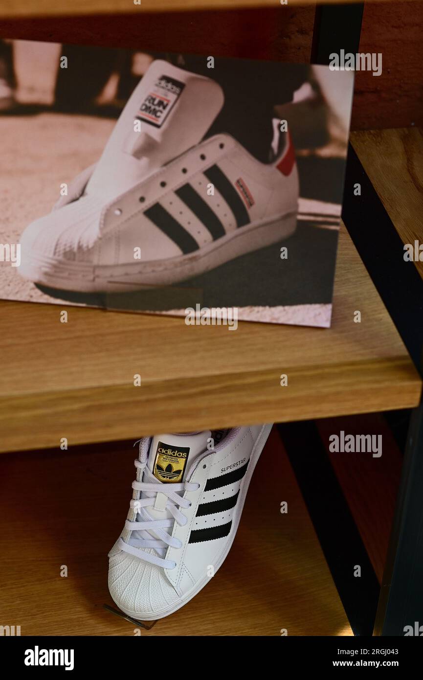 Run dmc adidas hi-res stock photography and images - Alamy