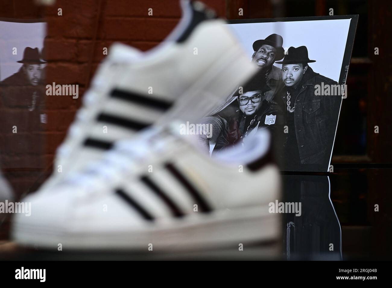 Run dmc adidas hi-res stock photography and images - Alamy