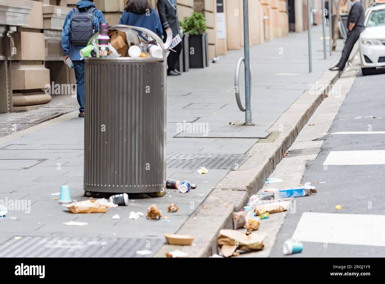 City trash can overflowing hi-res stock photography and images - Alamy