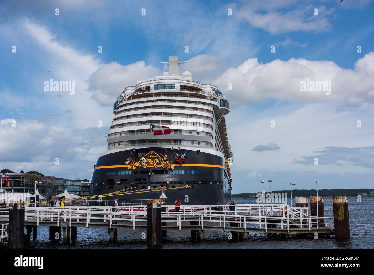 Kiel, Deutschland, August 2023 Hafenimpressionen die Heckpartie der Disney Dream am Ostseekai Touristen betrachten die Situation von der Seegartenbrüc Stock Photo