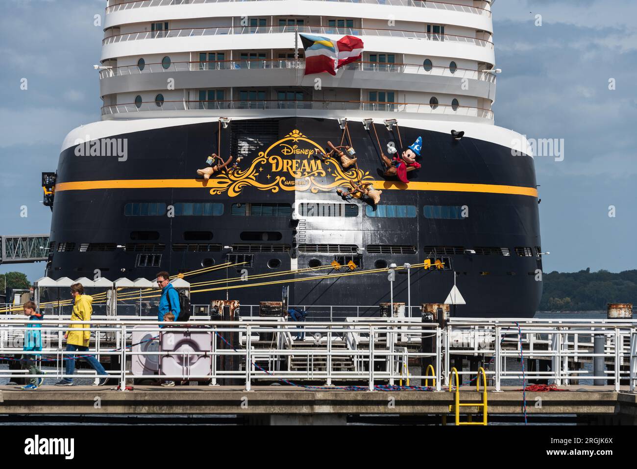 Kiel, Deutschland, August 2023 Hafenimpressionen die Heckpartie der Disney Dream am Ostseekai Touristen betrachten die Situation Stock Photo