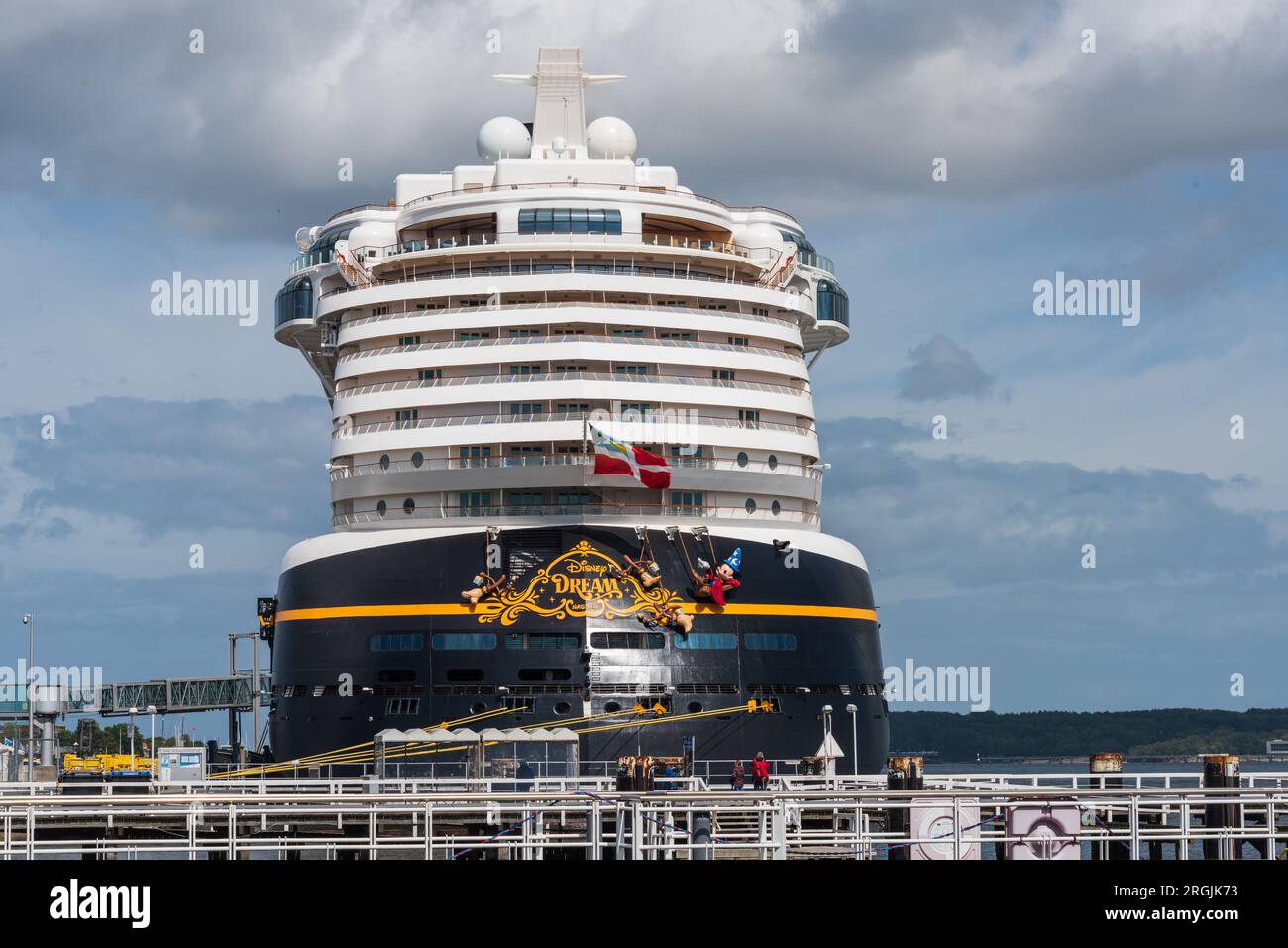 Kiel, Deutschland, August 2023 Hafenimpressionen die Heckpartie der Disney Dream am Ostseekai Touristen betrachten die Situation Stock Photo