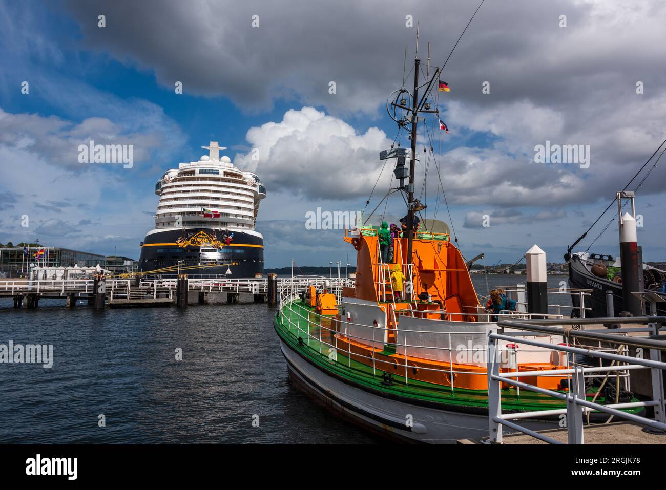 Kiel, Deutschland, August 2023 Hafenimpressionen Blick über den Hafen vom Museumshafen mit Blick auf ein Kreuzfahrtschiff am Ostseekai Stock Photo