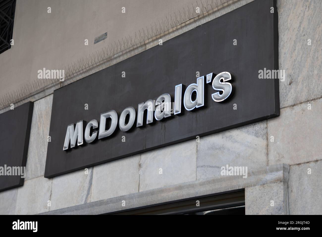 Mcdonalds shop front signage hi-res stock photography and images - Alamy