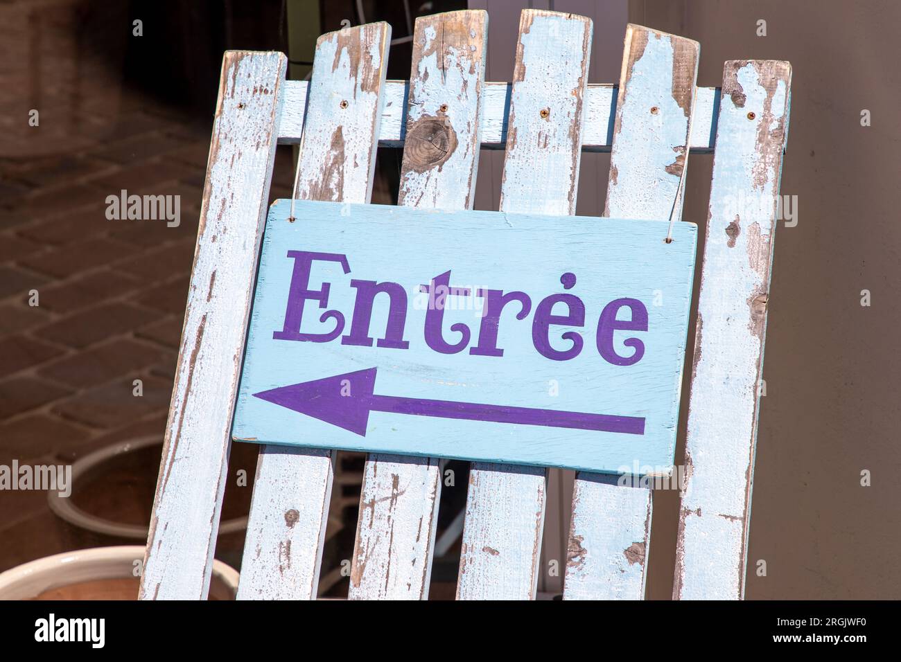 pink sign indicating entree in french text violet means entry signage
