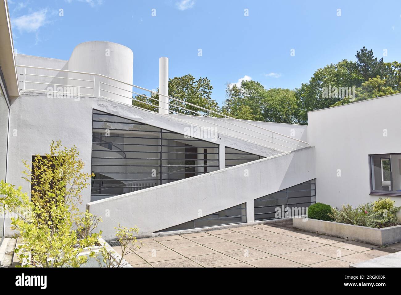 Villa Savoye, a masterpiece of the Modern Movement, architect Le Corbusier, built 1922-31, Purist style, ramp connecting lower & upper gardens Stock Photo
