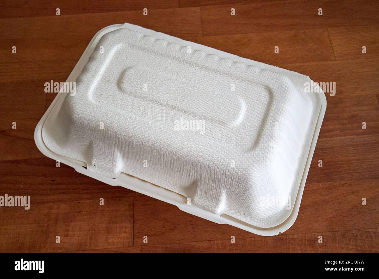new biodegradable food packaging uk which replaces the old plastic based food tray clam boxes Stock Photo