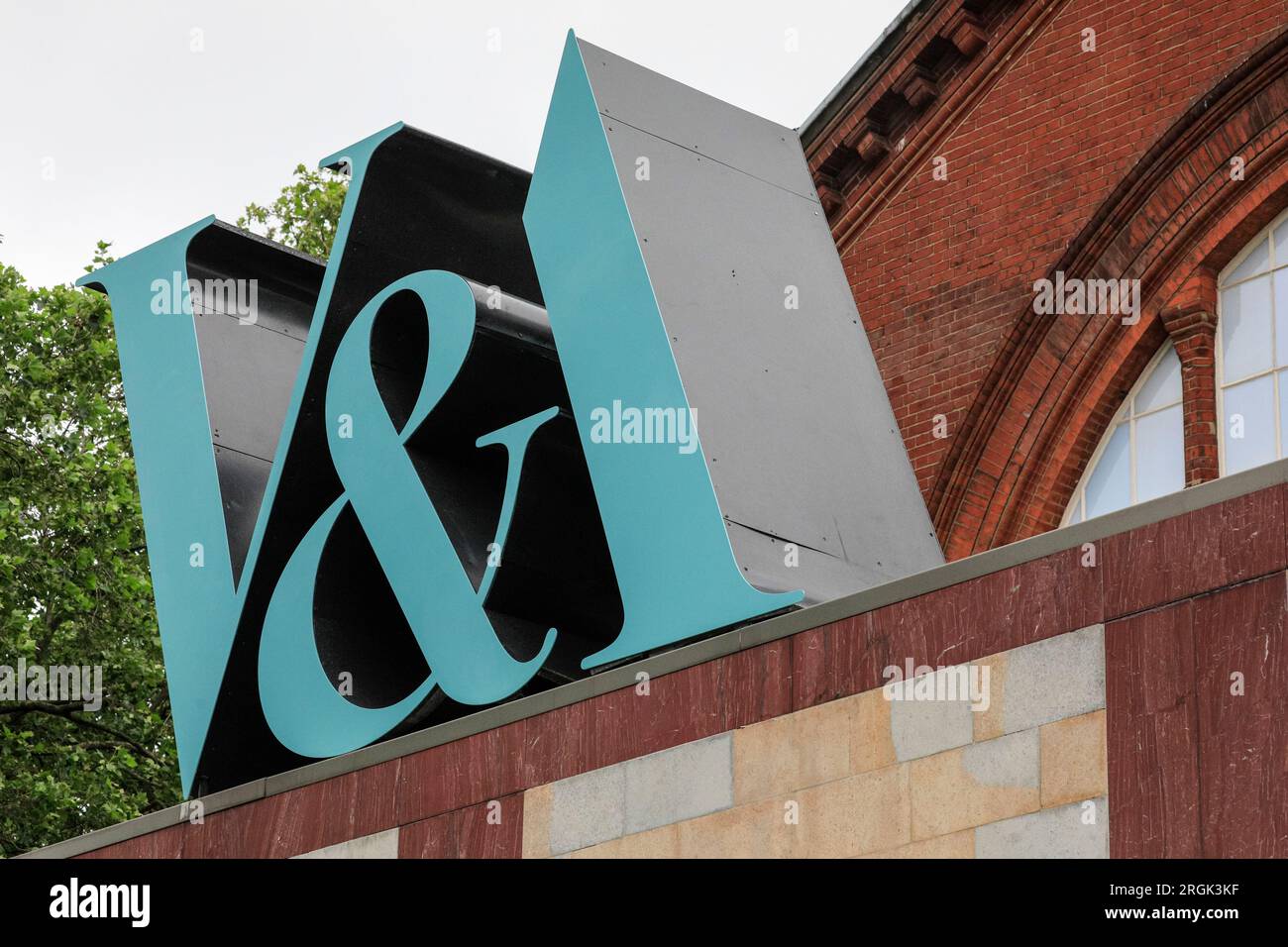 The Young V&A (Victoria and Albert Museum) sign on the outside roof top facade of the building, Bethnal Green, London Stock Photo
