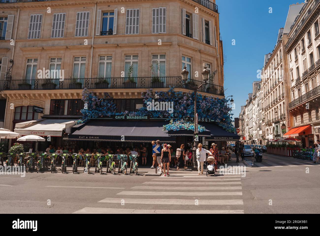 Parisian street corner hi-res stock photography and images - Alamy
