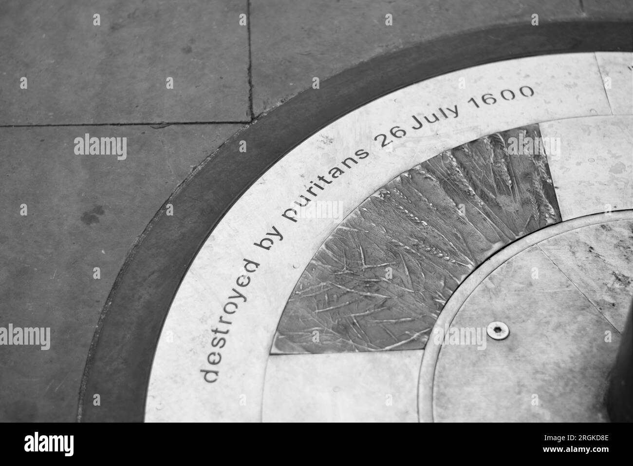 Plaque marking the spot where the high cross of Banbury stood before being destroyed by the Puritans in 1600. Stock Photo