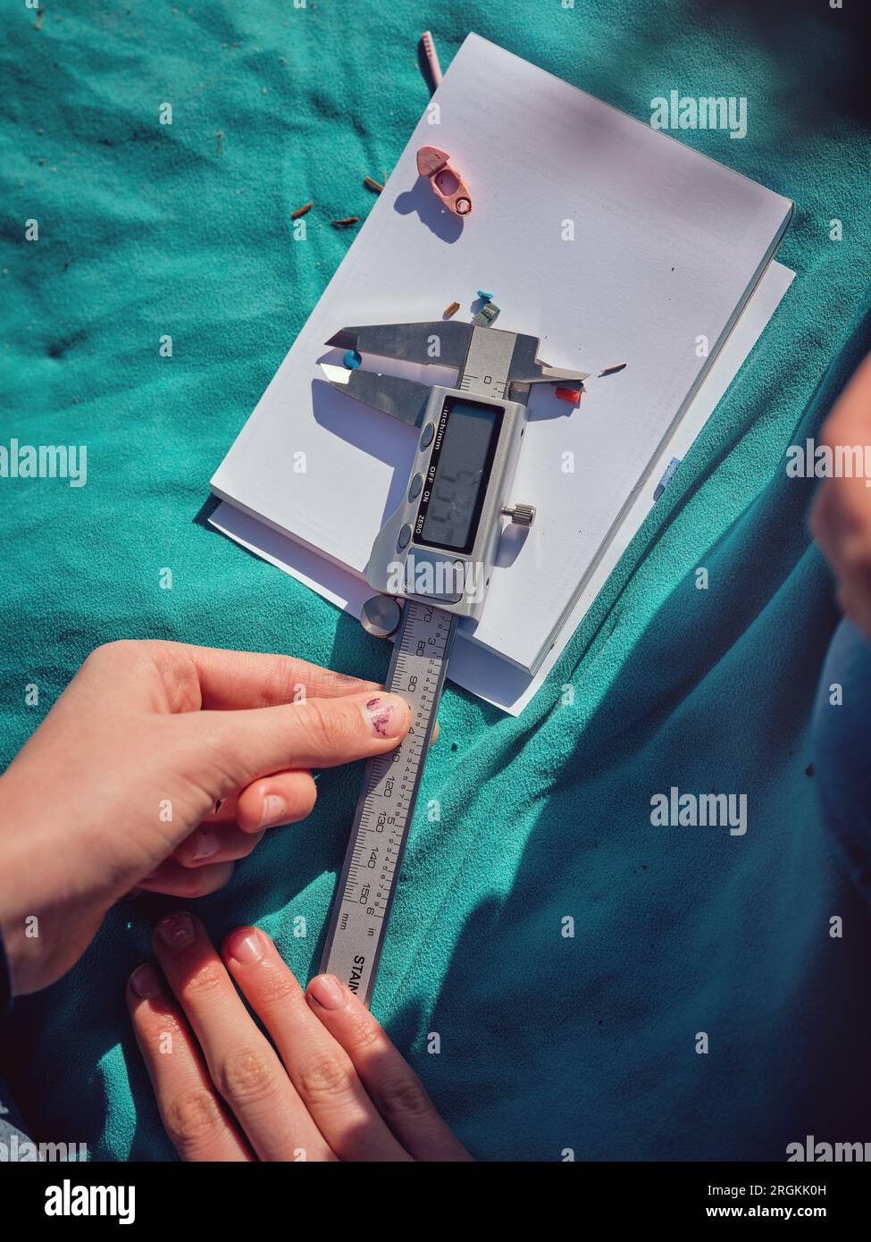 Student Using Calipers Digital caliper paper hi-res stock photography and images - Alamy