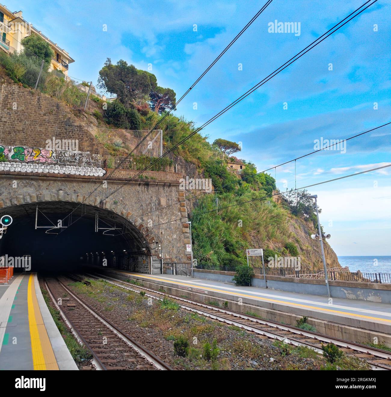 Manarola, Italy - 08 09 2023: Train station in Cinque Terre. Train passing Cinque  Terre towns - Riomaggiore, Manarola, Corniglia, Vernaca, Monterosso Stock  Photo - Alamy