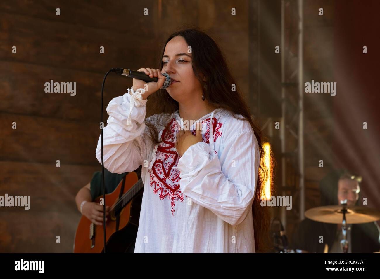 SHEVELEVO, RUSSIA - AUGUST 05, 2023: Author and performer Helga Alirin. Historical festival 'Prince's Brotherhood'. Novgorod region Stock Photo