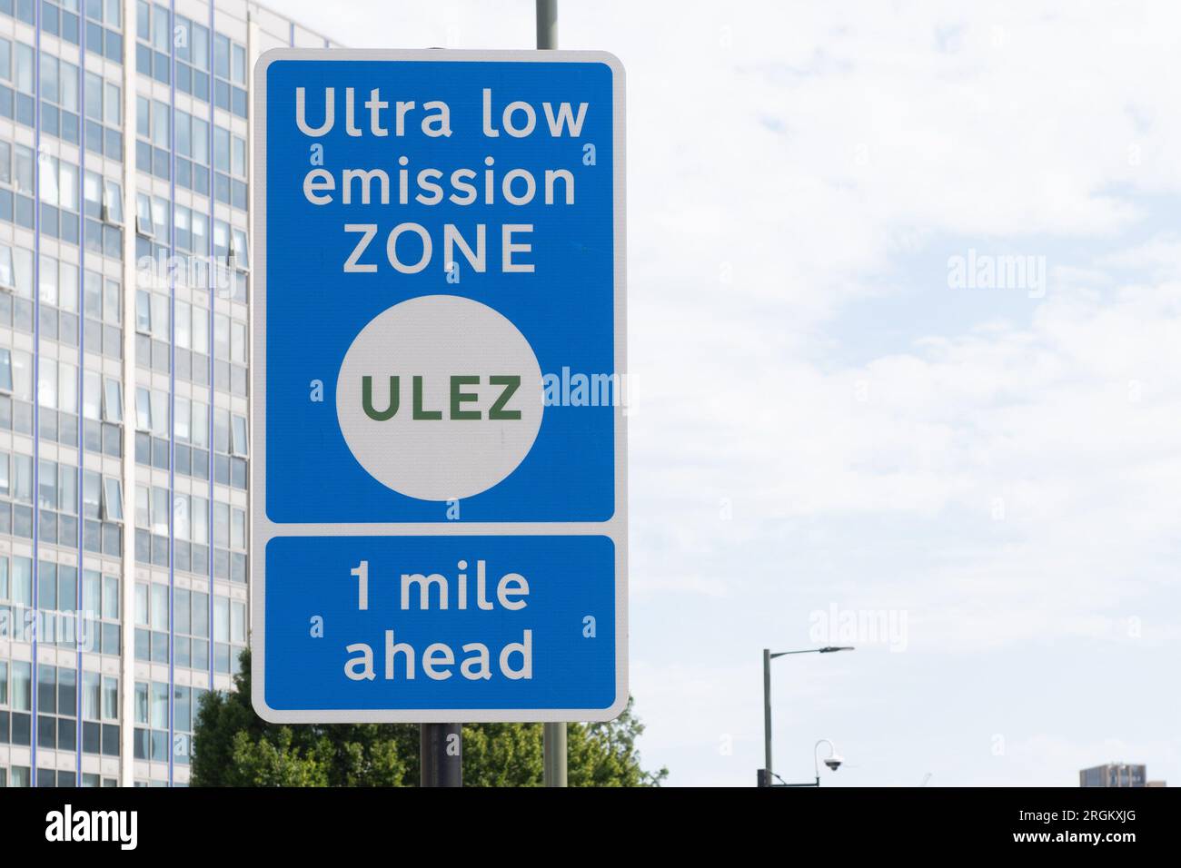 London, UK.10 Aug 2023. A general view of ULEZ (Ultra Low Emission Zone) signs on Edgware Road in North London. Mayor of London Sadiq Kh Stock Photo