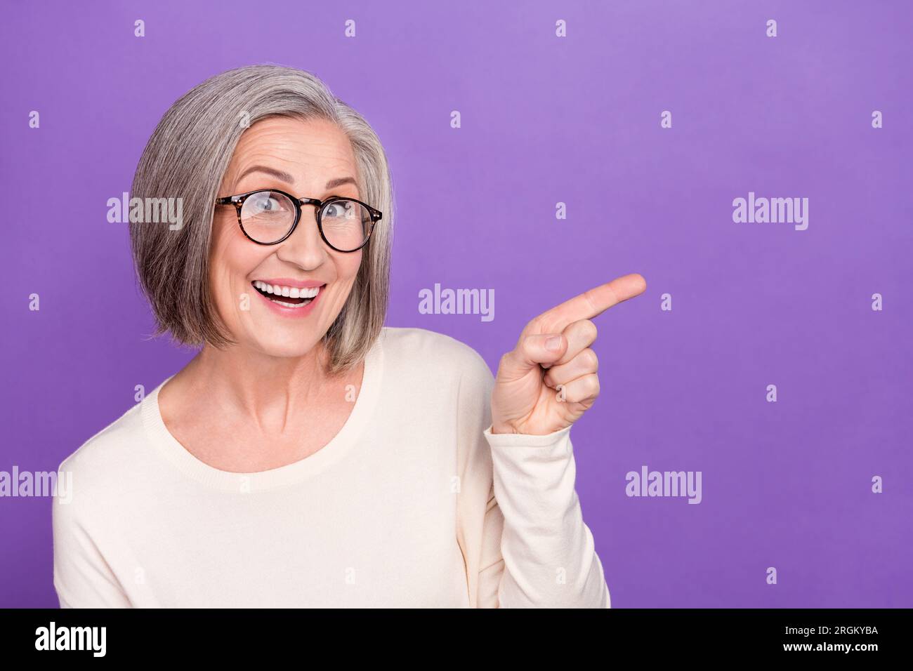 Photo attractive aged senior lady direct finger advert eyewear clinic