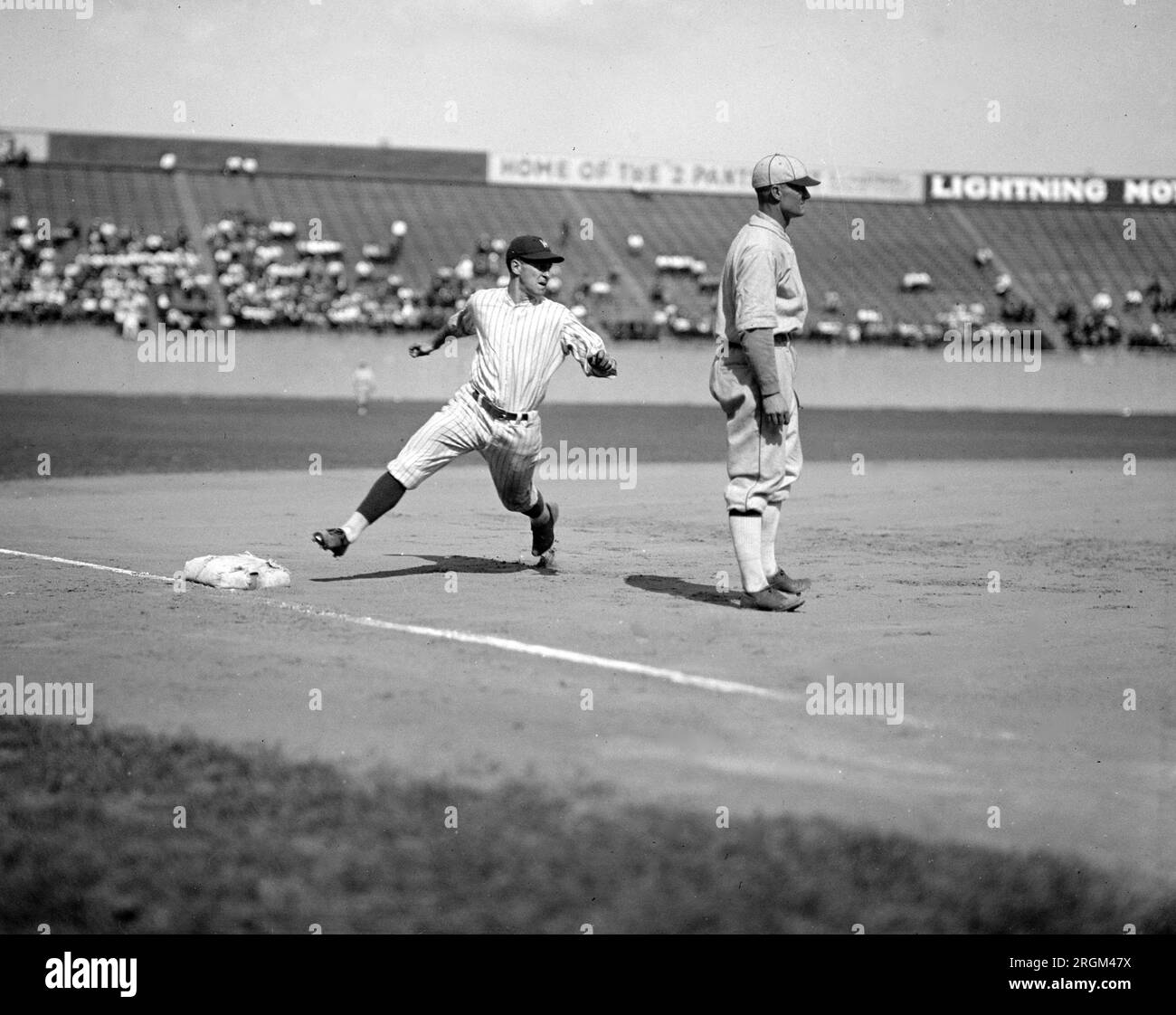 1925 Washington Senators: Bucky Harris makes it to third base Stock Photo
