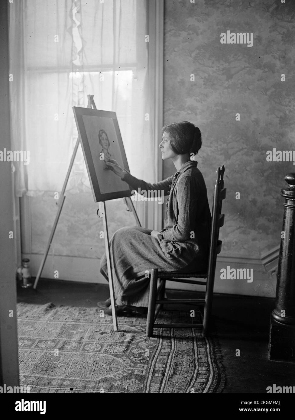 Woman drawing a picture, using an easel ca. 1923 Stock Photo - Alamy