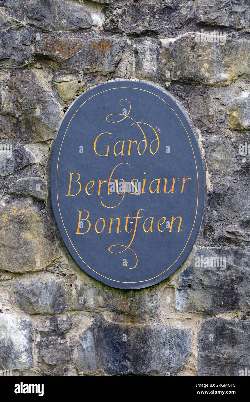 Welsh language sign for Cowbridge Physic Garden. 'Cowbridge Herb Garden' Taken August 2023. cym Stock Photo