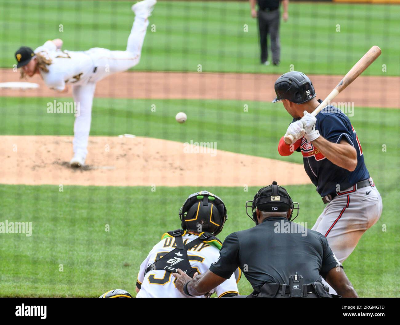 Atlanta Braves first baseman Matt Olson (28) waits for the pitch waits for  the pitch during a MLB regular season game against the Pittsburgh Pirates  Stock Photo - Alamy