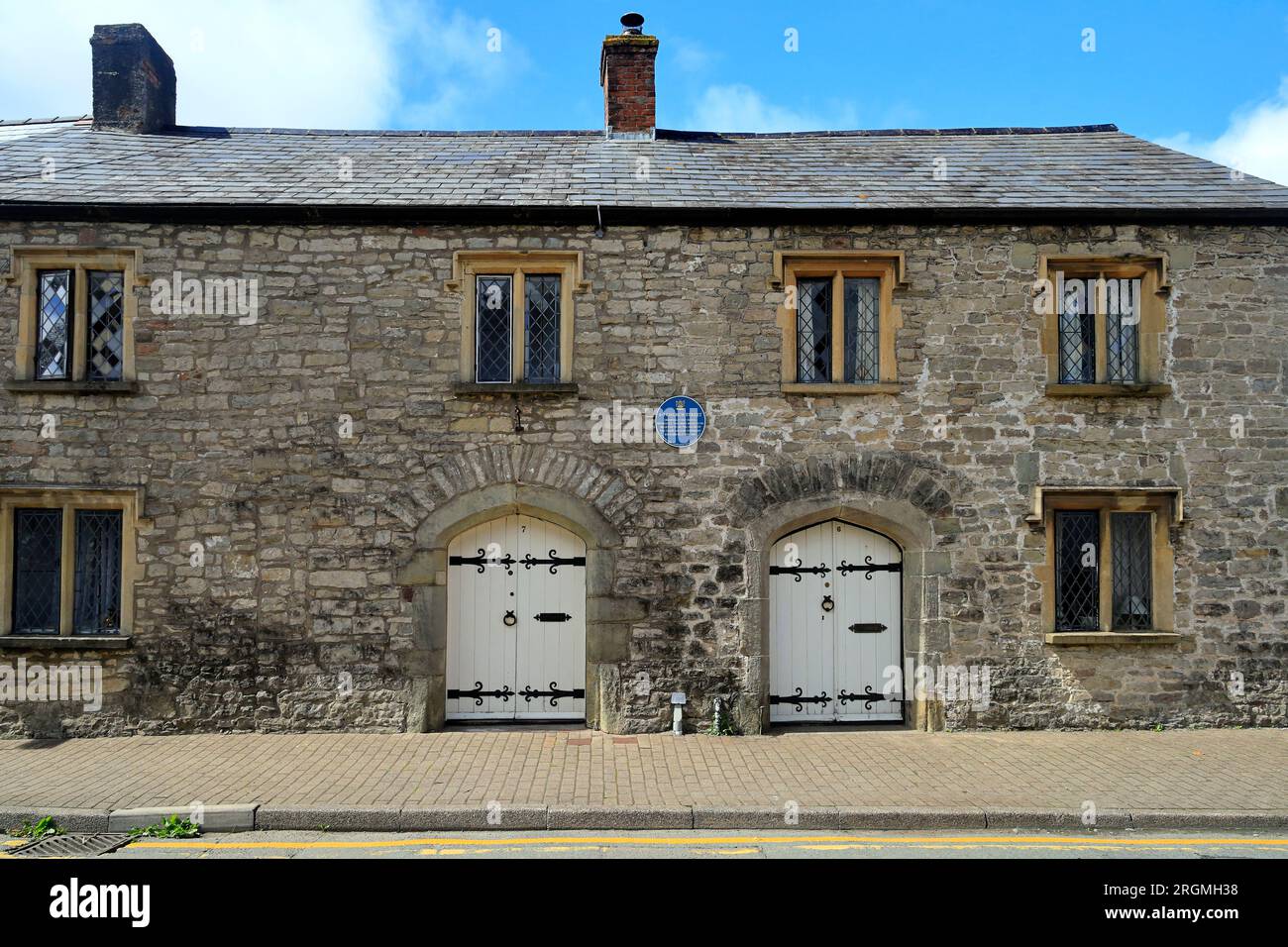 Picturesque old stone houses - 6-7 Church Street, Cowbridge and blue plaque. Originally one house. Taken August 2023 Stock Photo