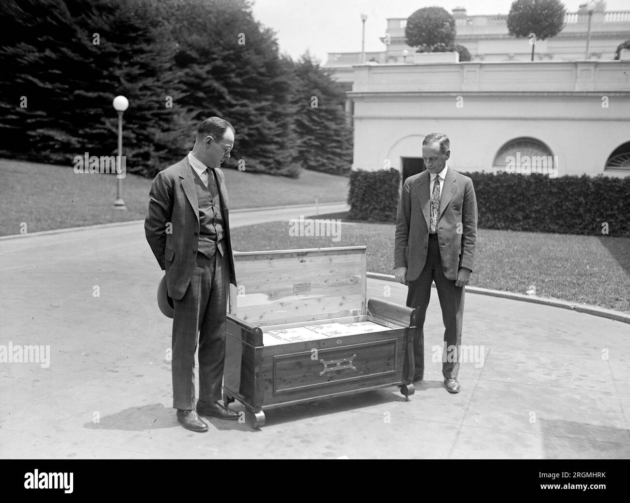 Harry E. Horn of Boston & Ted Clark with a 150 pound box of chocolate ca. 1925 Stock Photo