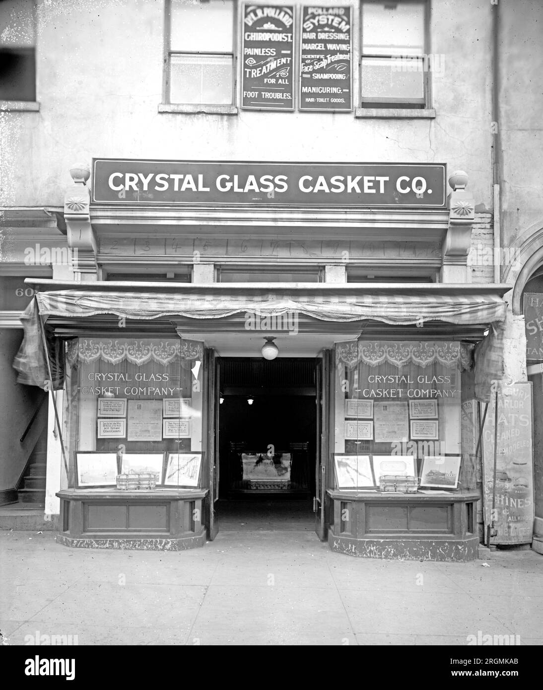 Crystal shop Black and White Stock Photos & Images Alamy